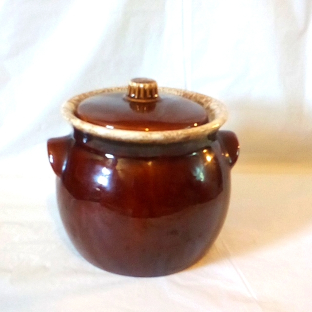Hull pottery 6" & 4 quart bean pot,  cookie jar etc with lid very good condition